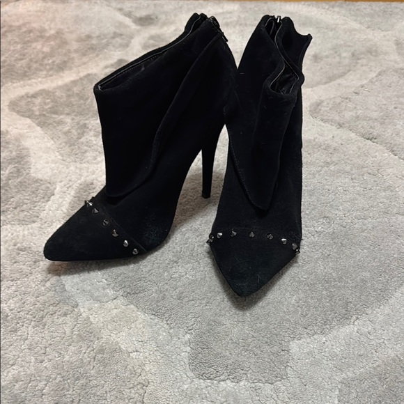 Steve Madden Black Heeled Booties with Pointed Toe - Picture 1 of 5